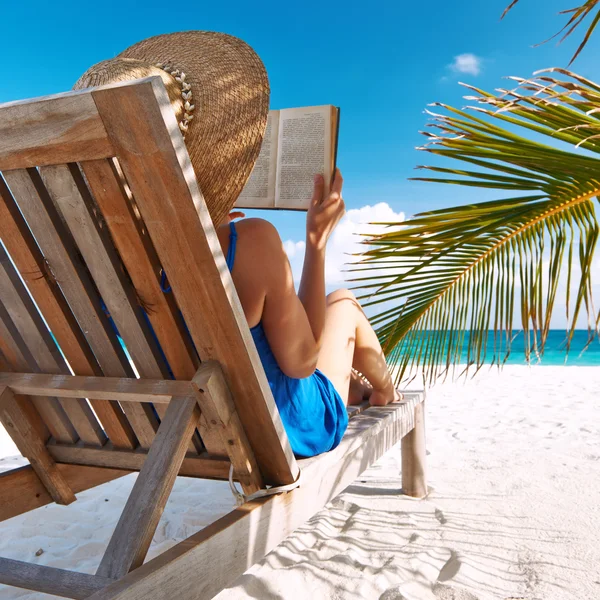 Frau liest am Strand — Stockfoto