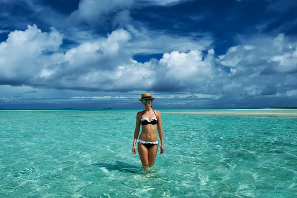 Donna in spiaggia — Foto Stock