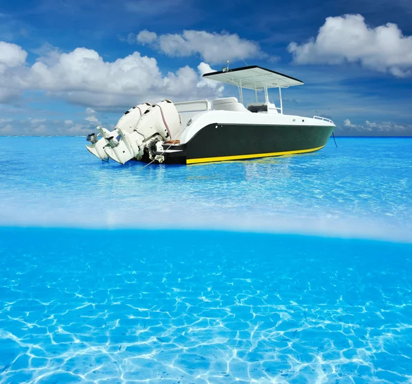 Beach and motor boat — Stock Photo, Image