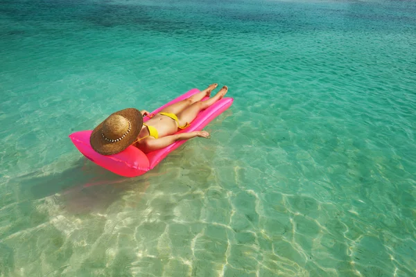 Mujer en colchón inflable — Foto de Stock