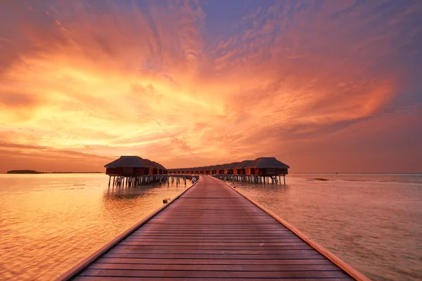 Закат на Мальдивском пляже — стоковое фото