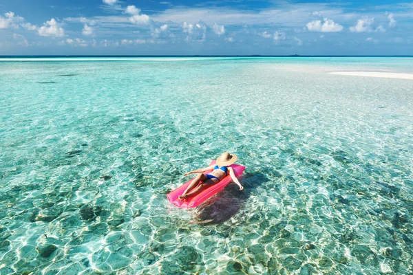 Žena relaxuje na pláži — Stock fotografie