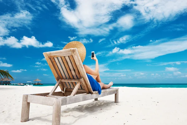 Donna in spiaggia — Foto Stock