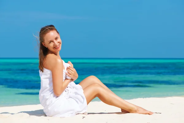 Vrouw aan het strand — Stockfoto