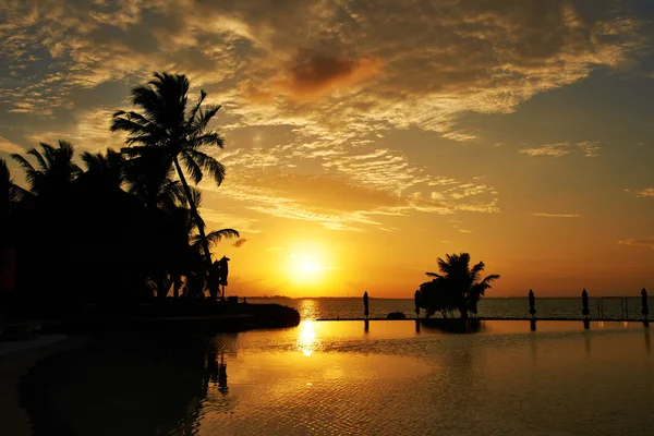 Zachód słońca na plaży na Malediwach — Zdjęcie stockowe
