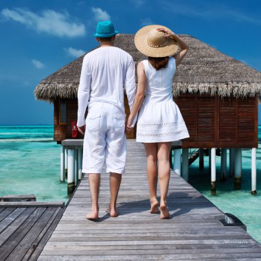 Maldivler plaj iskeleye couple