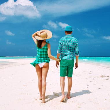 İki yeşil bir Beach Maldivler içinde