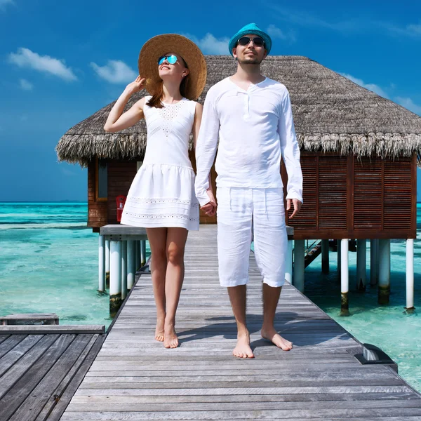 Couple on a beach jetty at Maldives — Stock Photo, Image