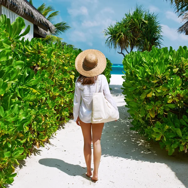 去海滩的袋和太阳帽子的女人 — 图库照片