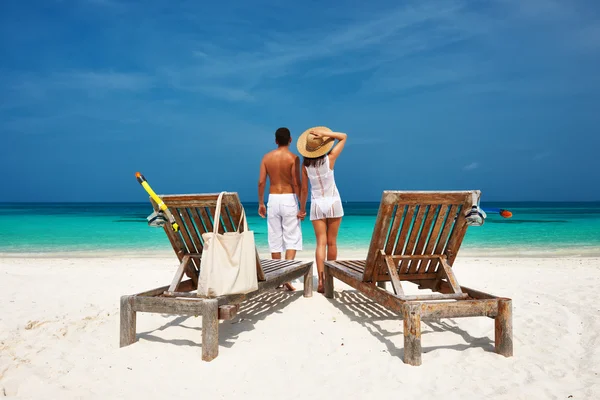 Couple in white on a beach at Maldives — Stock Photo, Image