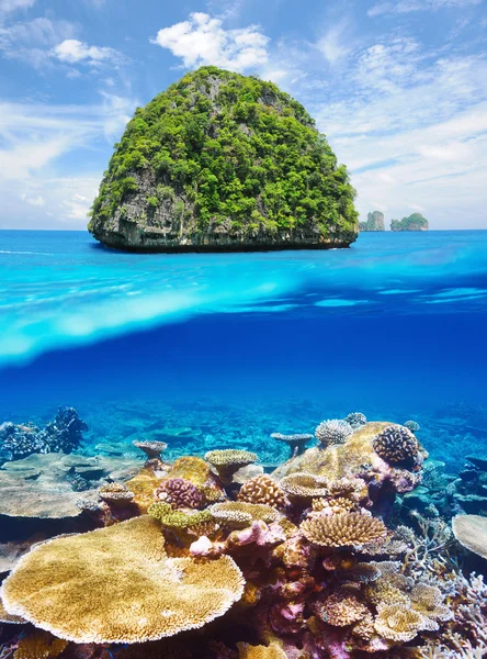 Uninhabited island with coral reef underwater view — Stock Photo, Image