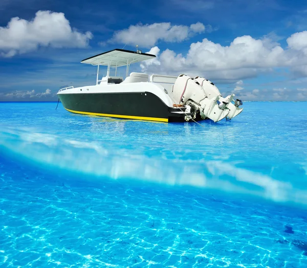 Beach and motor boat with white sand bottom underwater view — Stock Photo, Image