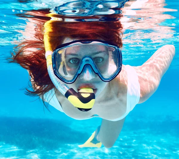 Kvinna med mask snorkling — Stockfoto