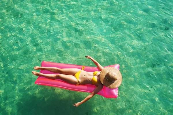 Mujer relajándose en colchón inflable — Foto de Stock