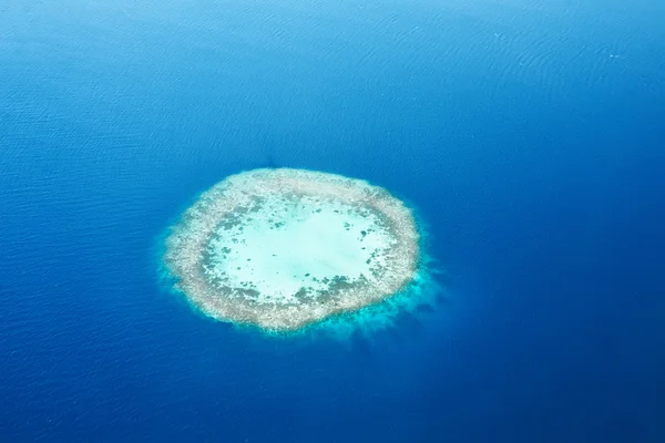 Atollen en eilanden in de Maldiven van luchtfoto — Stockfoto