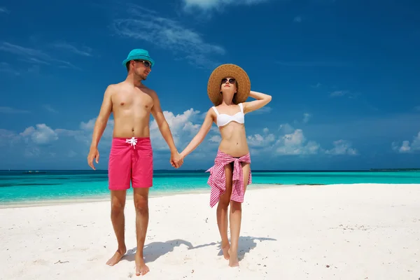 Casal em azul em uma praia em Maldivas — Fotografia de Stock
