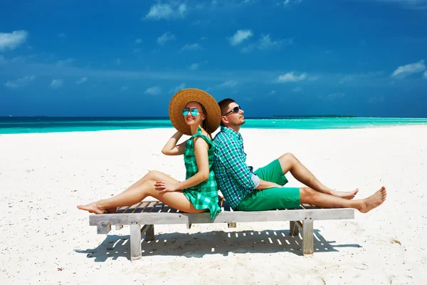 Par i grönt på en strand på Maldiverna — Stockfoto