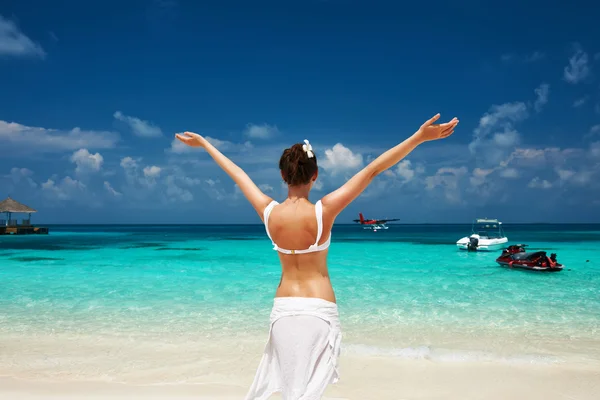 Una donna in spiaggia. idrovolante sullo sfondo . — Foto Stock