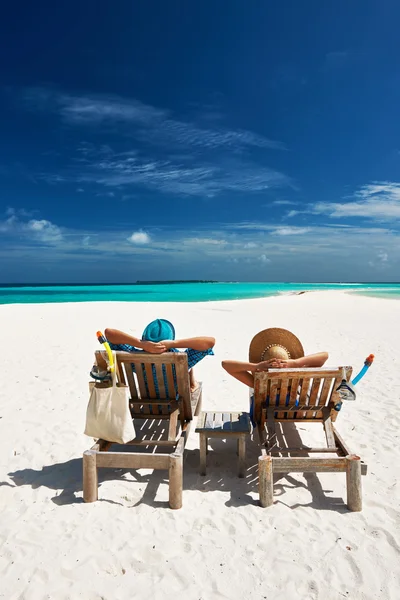 Pareja relajarse en una playa en Maldivas — Foto de Stock