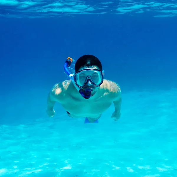 Uomo con maschera snorkeling — Foto Stock