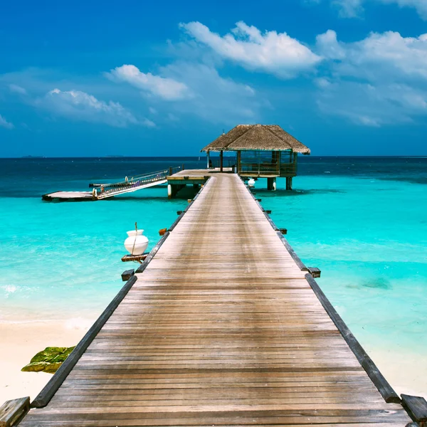 Güzel bir plaj su bungalov ile — Stok fotoğraf