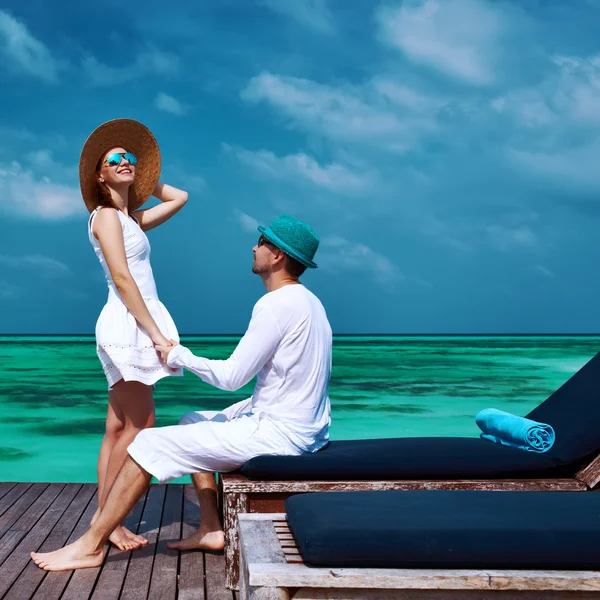 Casal em um molhe de praia em Maldivas — Fotografia de Stock