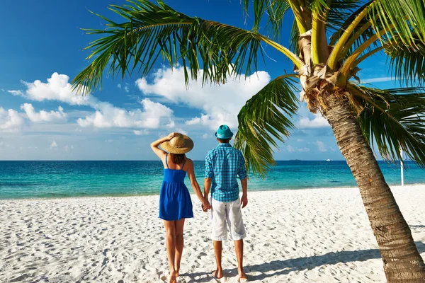 Ζευγάρι στο μπλε ρούχα σε μια παραλία στις Μαλδίβες — Φωτογραφία Αρχείου
