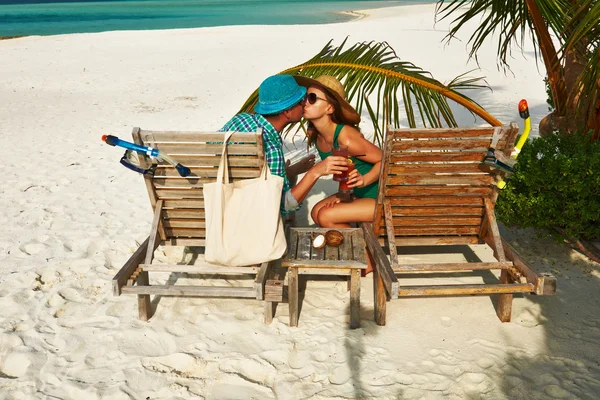 Casal em verde em uma praia em Maldivas — Fotografia de Stock