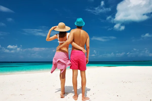 Casal em azul em uma praia em Maldivas — Fotografia de Stock