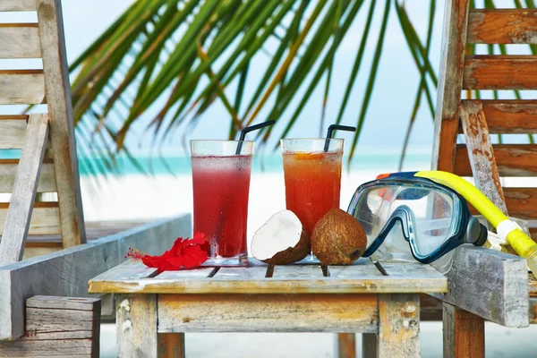 Cocktails in tropisch strand — Stockfoto