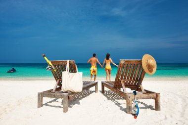 Sarı bir Beach Maldivler de çalışan çift