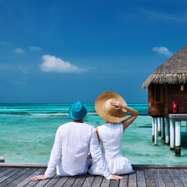 Maldivler plaj iskeleye couple