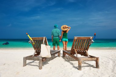 İki yeşil bir Beach Maldivler içinde