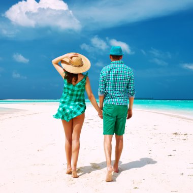 İki yeşil bir Beach Maldivler içinde