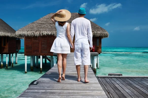 Maldivler plaj iskeleye couple — Stok fotoğraf