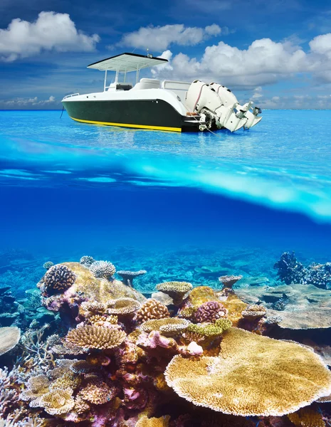 Beach and motor boat with coral reef underwater view — Stock Photo, Image