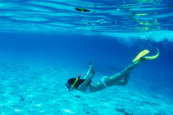 Kvinna med mask snorkling — Stockfoto