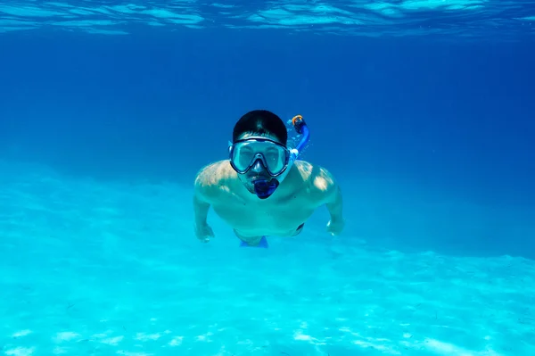 Homem com máscara snorkeling — Fotografia de Stock