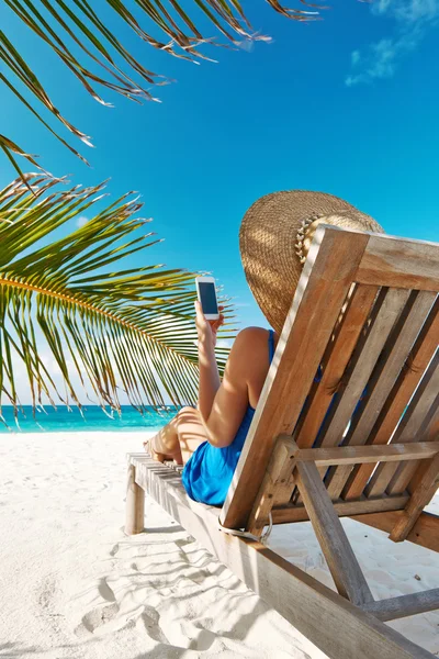 Junge Frau mit Tablet-PC am Strand — Stockfoto