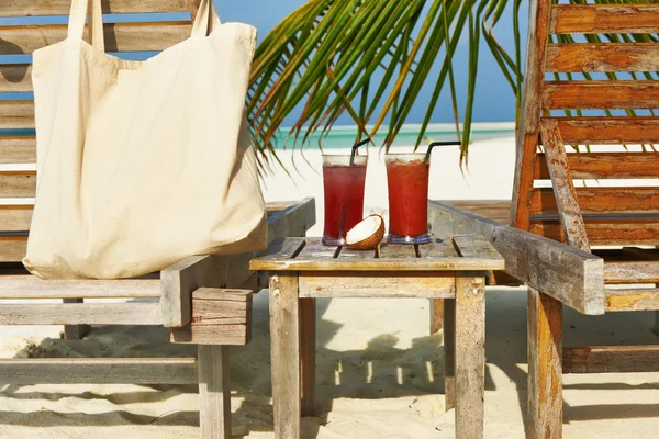 Cocktails at tropical beach — Stock Photo, Image