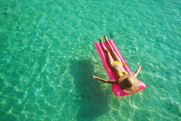 Mulher que relaxa no colchão inflável — Fotografia de Stock