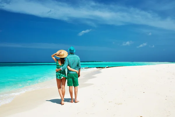 Couple en vert sur une plage aux Maldives — Photo