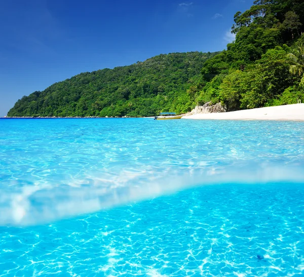 Пляж с видом на подводное дно с белым песком — стоковое фото