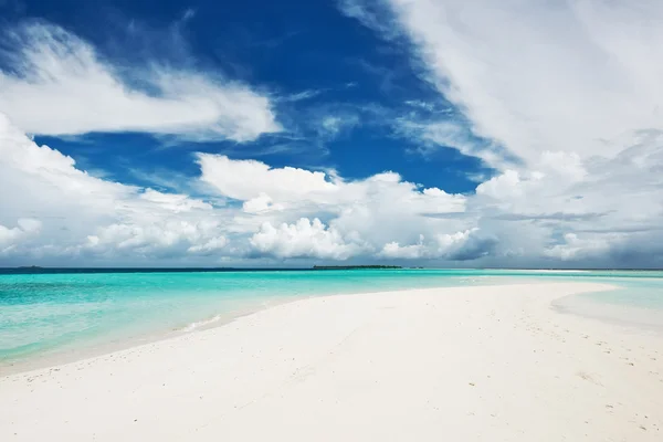 Praia bonita com sandspit em Maldivas — Fotografia de Stock