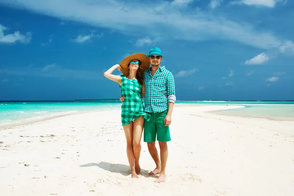 Couple in green on a beach at Maldives — Stock Photo, Image