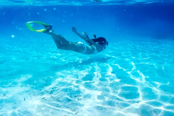 Vrouw met masker snorkelen — Stockfoto