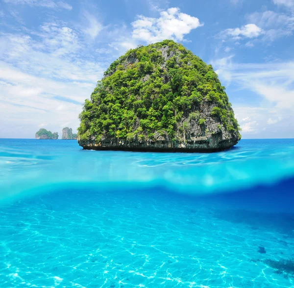 Uninhabited island with white sand bottom underwater view — Stock Photo, Image