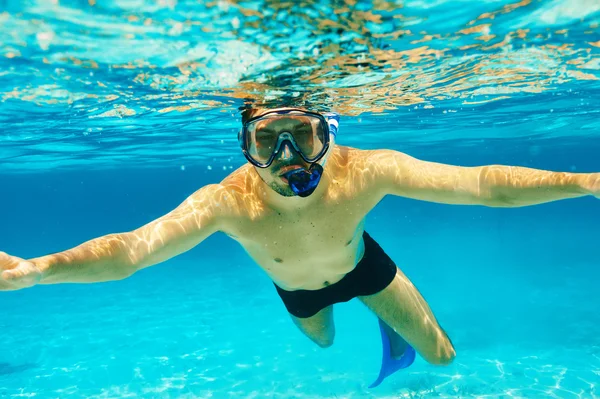 Uomo con maschera snorkeling — Foto Stock