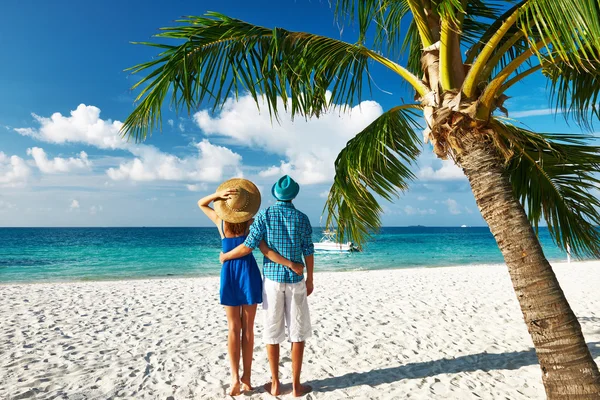 Pareja en ropa azul en una playa en Maldivas — Foto de Stock