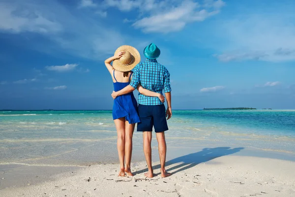 Coppia in blu su una spiaggia alle Maldive — Foto Stock